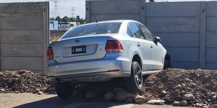 Grupo armado ataca a balazos a joven de “carro a carro” y luego lo “levantan”