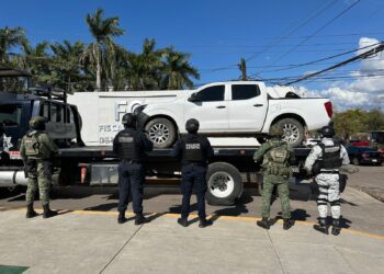 Grupo interinstitucional asegura camioneta con reporte de robo y mariguana en Badiraguato