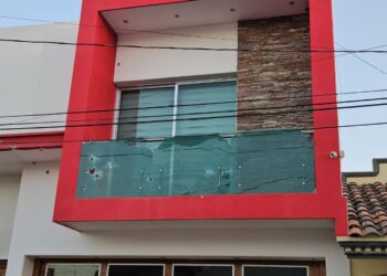 Atacan a balazos una casa de dos plantas en Los Huizaches