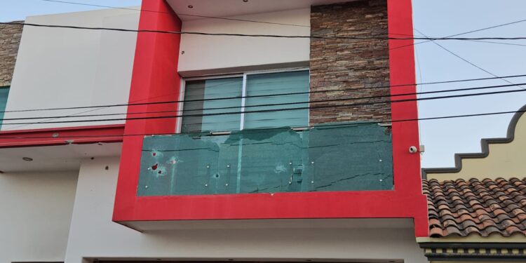 Atacan a balazos una casa de dos plantas en Los Huizaches