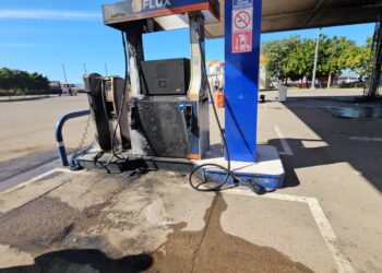 Atacan a balazos y queman gasolinera y expendio en “La 20”