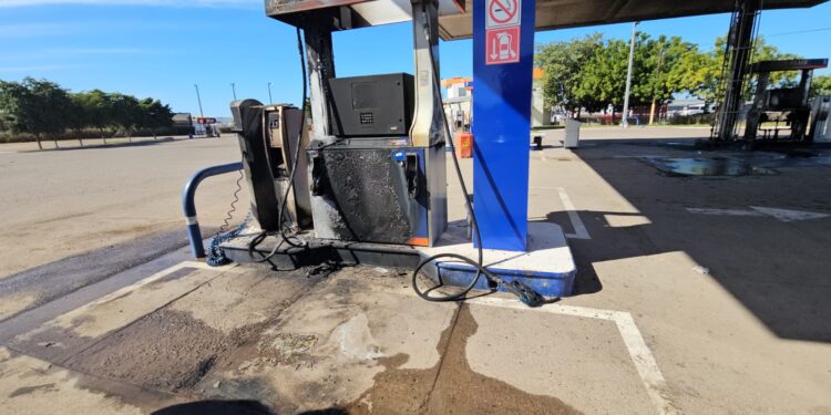 Atacan a balazos y queman gasolinera y expendio en “La 20”