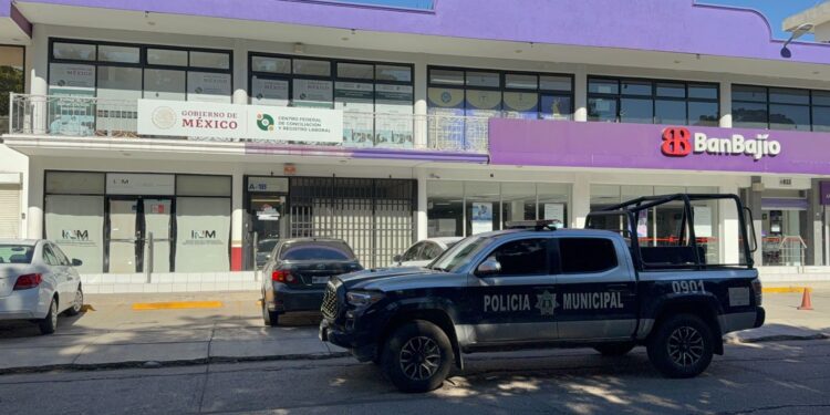 Golpean a hombre chino en intento de privación de la libertad frente a la Instituto Nacional de Emigración