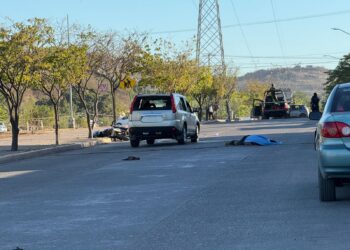 Familiares identifican y reclaman los cuerpos de los jóvenes asesinados ayer en el bulevar Agricultores