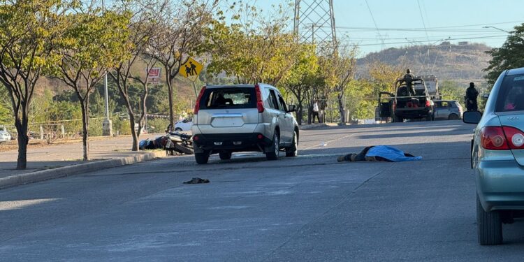 Familiares identifican y reclaman los cuerpos de los jóvenes asesinados ayer en el bulevar Agricultores