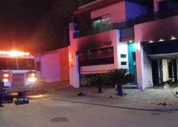 Sujetos armados bandalizan lujosa casa en la 21 de Marzo