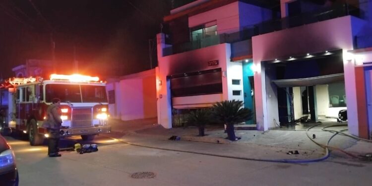 Sujetos armados bandalizan lujosa casa en la 21 de Marzo