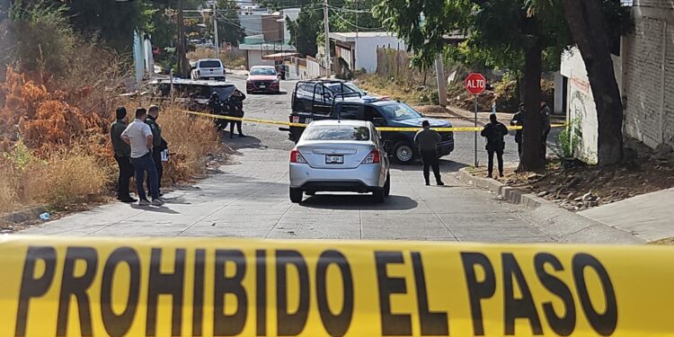 Privan de la libertad a ex comandante de la Policía de Investigación cuando llevaba a su hija a la escuela