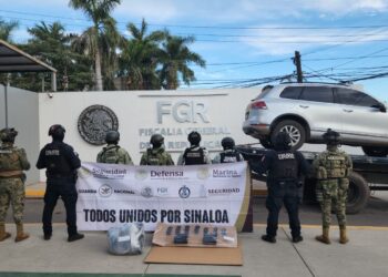 Aseguran vehículo blindado con cargadores y equipo táctico