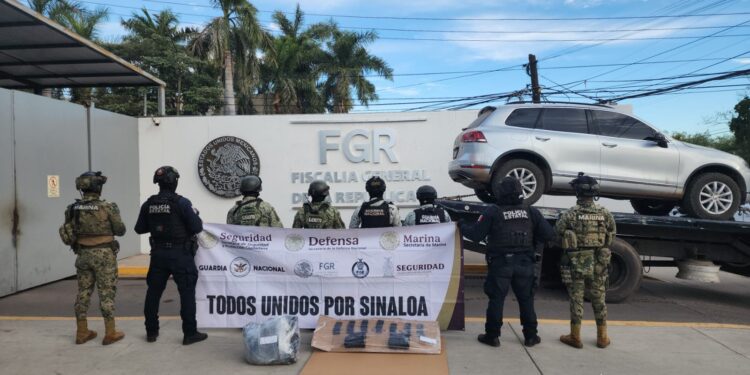 Aseguran vehículo blindado con cargadores y equipo táctico