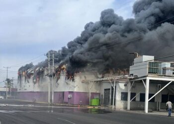 Se queman centro de diversión y casino en plaza Cinepolis