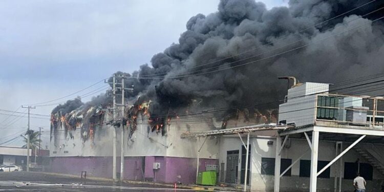 Se queman centro de diversión y casino en plaza Cinepolis