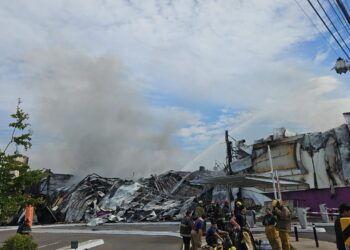 Se queman centro de diversión y casino en plaza Cinepolis