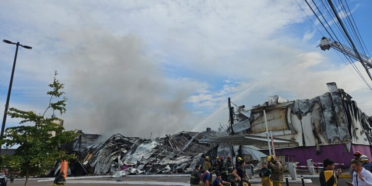 Se queman centro de diversión y casino en plaza Cinepolis