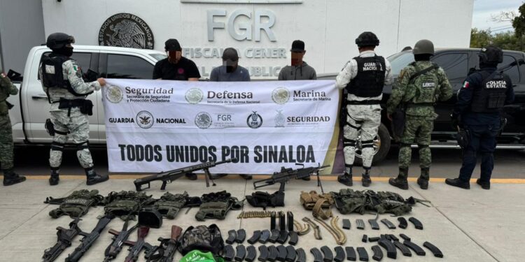 Autoridades Federales y Estatales, aseguran 4 civiles, armamento, vehículos, equipo táctico y artículos para la elaboración de droga