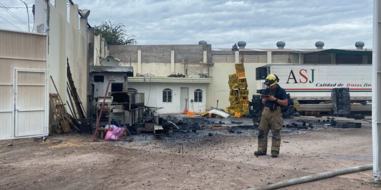 Se queman bodega de frutas y verduras en la Miguel de La Madrid