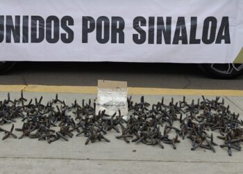 Aseguran sedán con cartuchos y puntas de acero en Culiacán