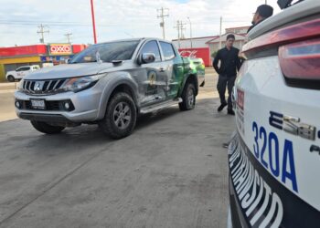Choque de camioneta y automóvil en Barrancos deja cuantiosos daños materiales