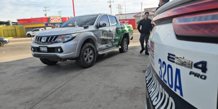 Choque de camioneta y automóvil en Barrancos deja cuantiosos daños materiales