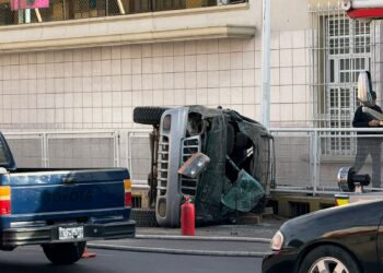 Choque provoca volcadura de una camioneta