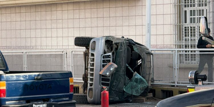 Choque provoca volcadura de una camioneta