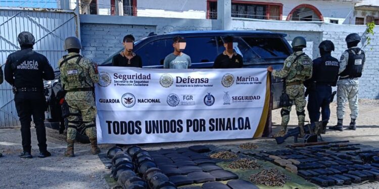Grupo Interinstitucional detiene a 3 civiles y asegura un vehículo y armamento en San Francisquito, Mazatlán