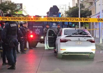 Abandonan auto con armas de fuego en la avenida Álvaro Obregón a una cuadra del Ayuntamiento de Culiacán