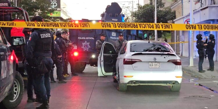 Abandonan auto con armas de fuego en la avenida Álvaro Obregón a una cuadra del Ayuntamiento de Culiacán