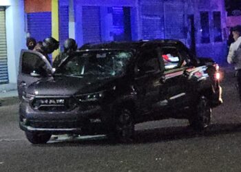 Hallan camioneta con impactos de bala frente al mercado Rafael Buelna