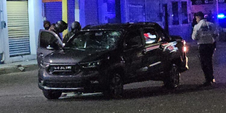 Hallan camioneta con impactos de bala frente al mercado Rafael Buelna