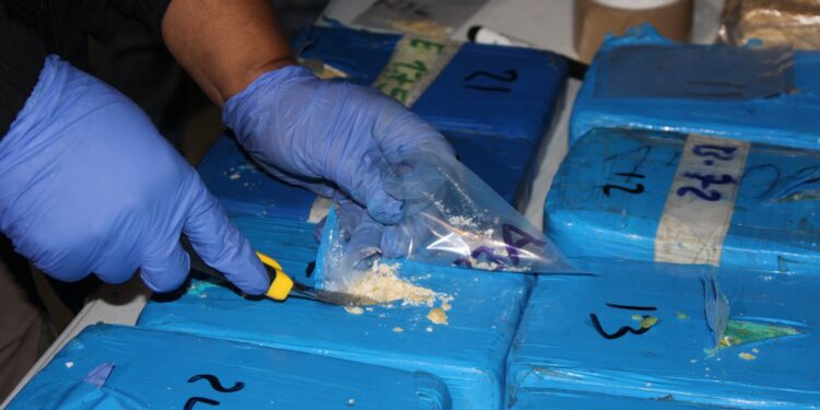 Marina logra importante aseguramiento de cocaína en altamar