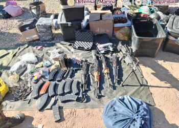 Detienen a tres hombres en posesión de 14 armas de fuego largas y cortas, cartuchos, cargadores, vehículos y equipo táctico en Mazatlán