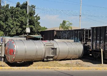 Vuelca pipa para transporte de gasolina al ser impactada por el Tren