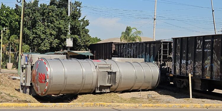 Vuelca pipa para transporte de gasolina al ser impactada por el Tren