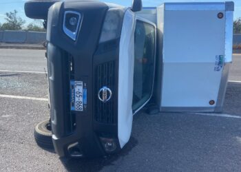 Vuelca camioneta sobre la carretera Culiacán-Eldorado