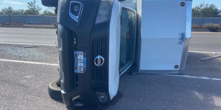 Vuelca camioneta sobre la carretera Culiacán-Eldorado
