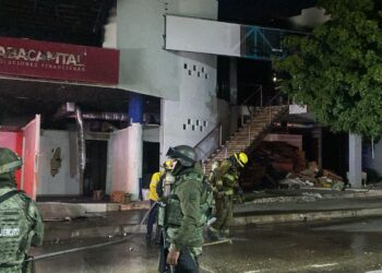 Queman edificio abandonado cerca del Palacio de Gobierno
