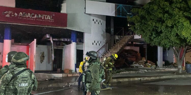 Queman edificio abandonado cerca del Palacio de Gobierno