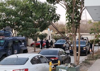 Hallan automóvil repleto de explosivos en el sector Los Angeles