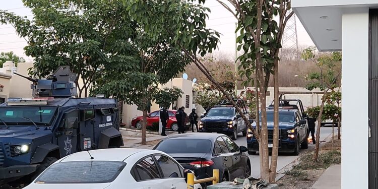 Hallan automóvil repleto de explosivos en el sector Los Angeles