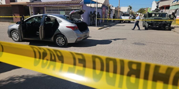 Se enfrentan a balazos grupos armados en la colonia Renato Vega