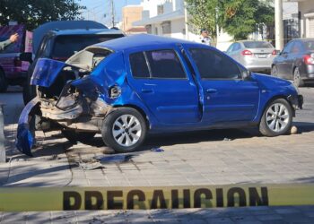 Muere adulto mayor en choque de auto y camioneta en la Burócrata