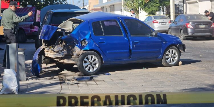 Muere adulto mayor en choque de auto y camioneta en la Burócrata