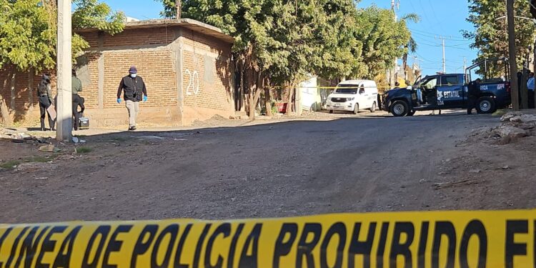 Hallan asesinado a un hombre desconocido al sur en la colonia Real de Minas