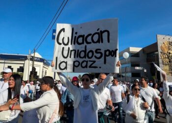 ¡Queremos vivir en paz!, miles de culiacanenses marchan por la Obregón y pegan cartulinas con reclamos en Palacio Municipal