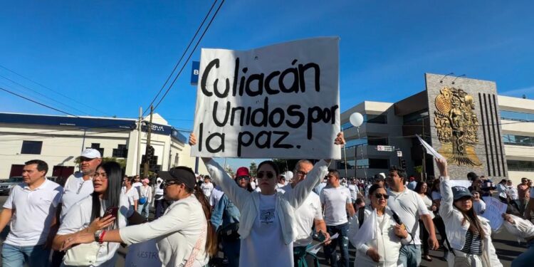 ¡Queremos vivir en paz!, miles de culiacanenses marchan por la Obregón y pegan cartulinas con reclamos en Palacio Municipal