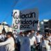 ¡Queremos vivir en paz!, miles de culiacanenses marchan por la Obregón y pegan cartulinas con reclamos en Palacio Municipal