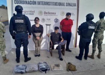 Tras persecución, el Grupo Interinstitucional detiene a tres civiles y les asegura un arma de fuego, un vehículo y equipo táctico