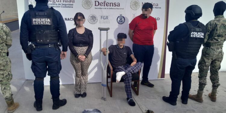 Tras persecución, el Grupo Interinstitucional detiene a tres civiles y les asegura un arma de fuego, un vehículo y equipo táctico