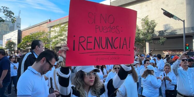 Rocha Moya asegura que no renunciara ante protesta en su contra en Culiacán y Mazatlán